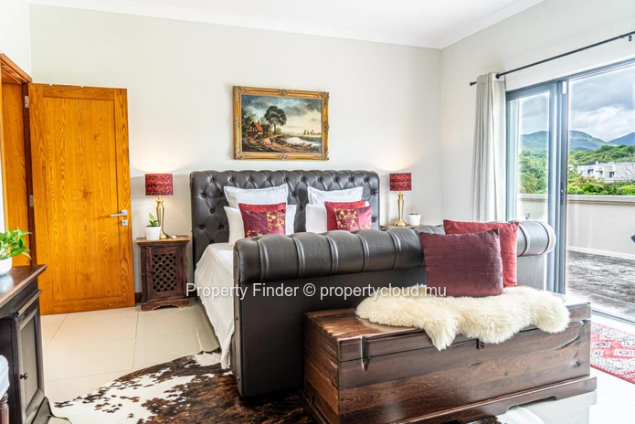 Sophisticated 5 Bedroom Villa in Black River  