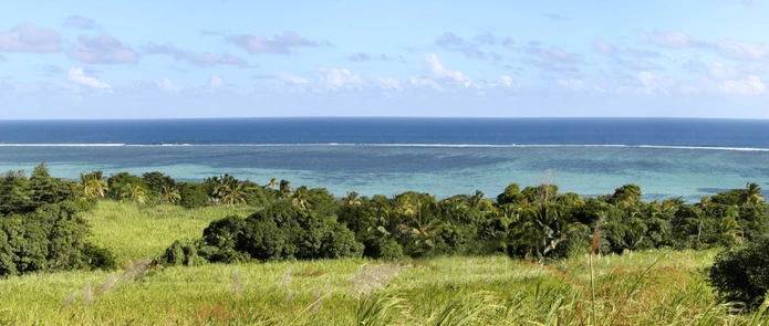 Terrain à Vendre – Vue Imprenable sur le Lagon et les Montagnes