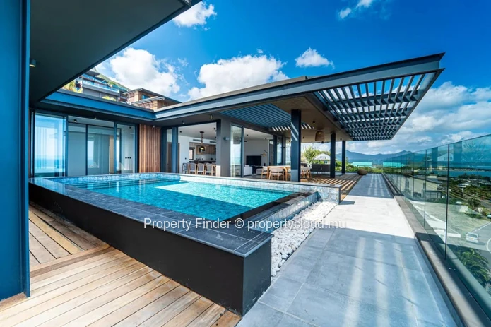 Prestigious West Coast Penthouse with Breath-taking 180° Sea Views