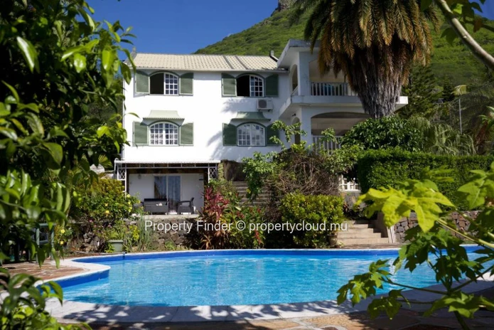 Villa de Prestige avec Suites Airbnb, Courts de Squash & Vue sur Mer – À vendre – Tamarin