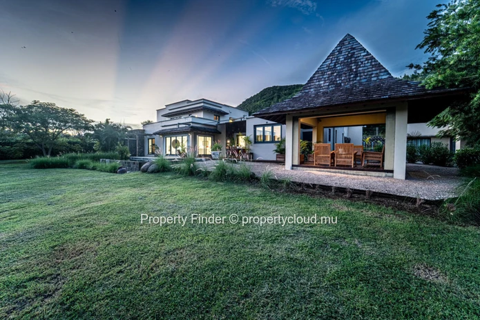 Sophisticated 5 Bedroom Villa in Black River  