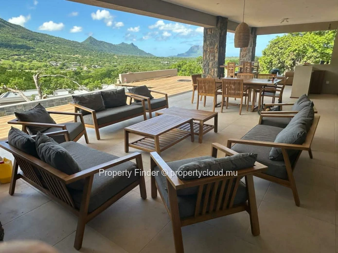 Villa Neuve de 3-4  Chambres avec Piscine à Débordement dans un Lotissement Prisé à Black River