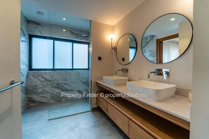 Prestigious West Coast Penthouse with Breath-taking 180° Sea Views