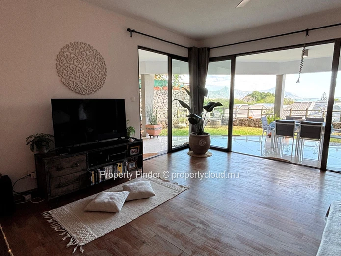 Charming Ground-Floor Apartment with Lagoon and Le Morne Views in Black River