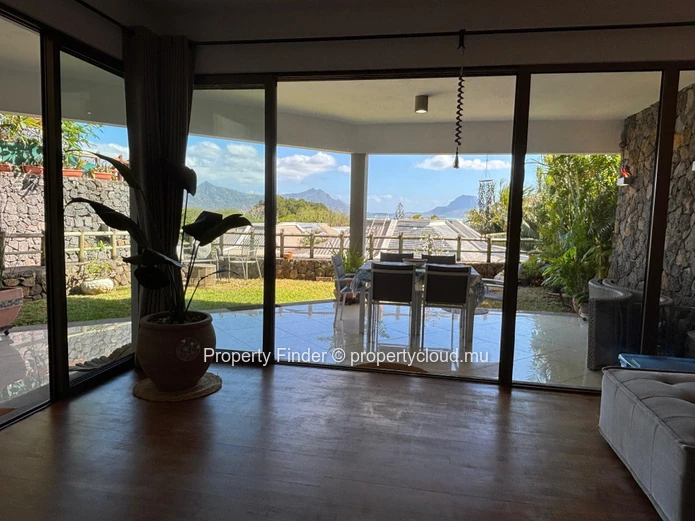 Charming Ground-Floor Apartment with Lagoon and Le Morne Views in Black River
