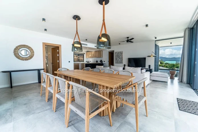 Prestigious West Coast Penthouse with Breath-taking 180° Sea Views