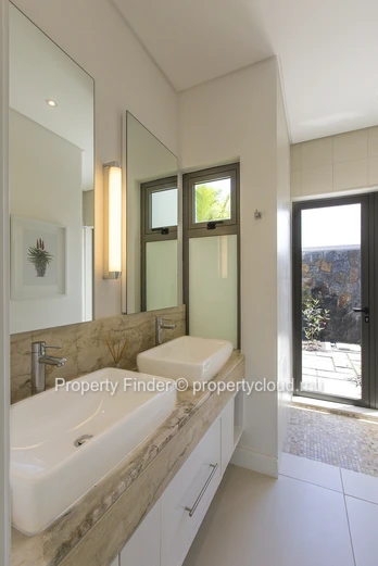 Luxurious 4-Bedroom Villa with Stunning Golf Course Views