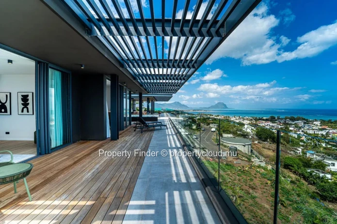 Prestigious West Coast Penthouse with Breath-taking 180° Sea Views