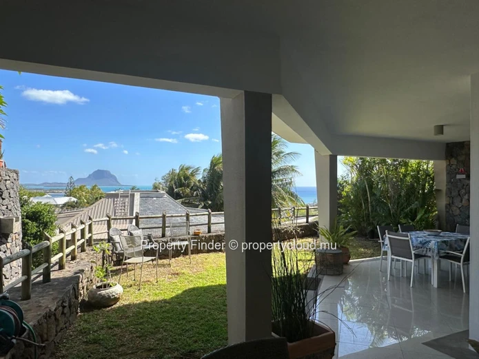 Charming Ground-Floor Apartment with Lagoon and Le Morne Views in Black River