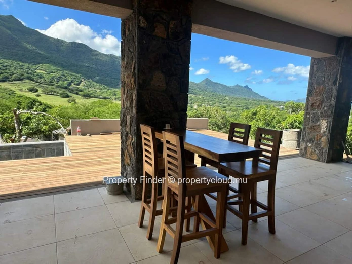 Villa Neuve de 3-4  Chambres avec Piscine à Débordement dans un Lotissement Prisé à Black River