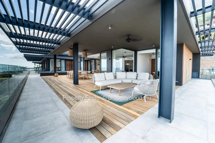 Prestigious West Coast Penthouse with Breath-taking 180° Sea Views