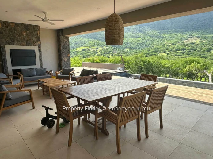 Villa Neuve de 3-4  Chambres avec Piscine à Débordement dans un Lotissement Prisé à Black River