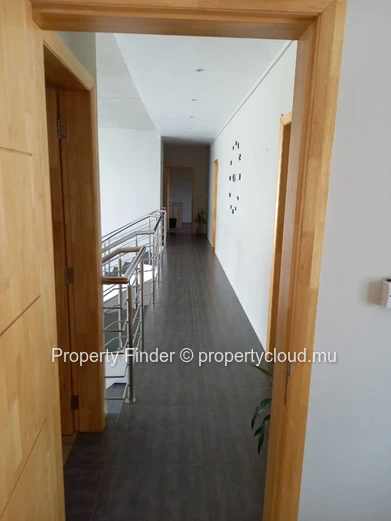 Maison moderne de 5 chambres à vendre