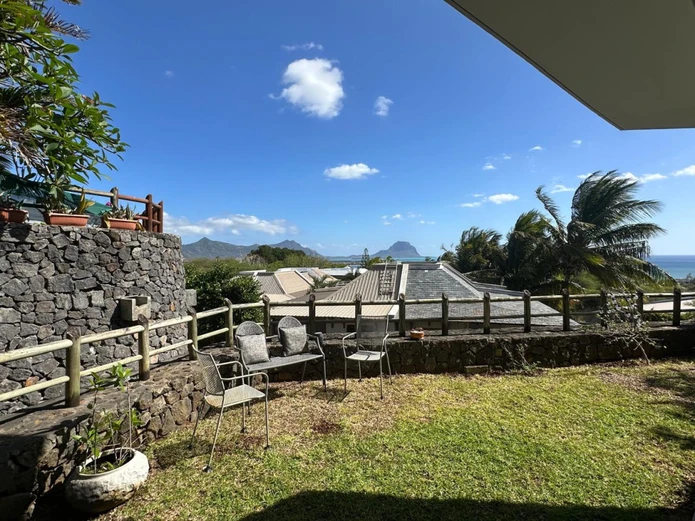 Charming Ground-Floor Apartment with Lagoon and Le Morne Views in Black River