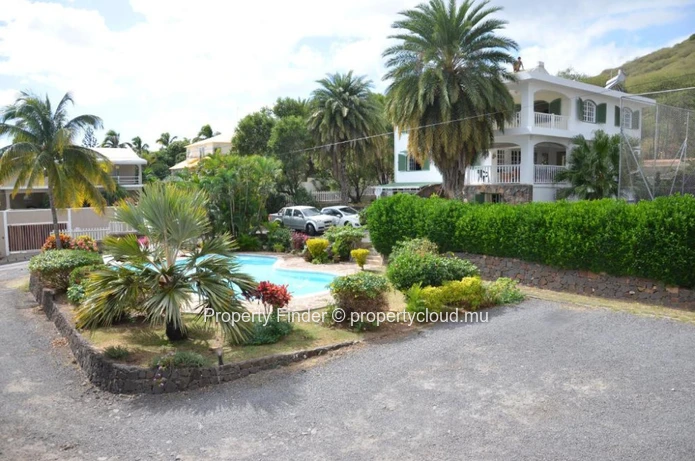 Villa de Prestige avec Suites Airbnb, Courts de Squash & Vue sur Mer – À vendre – Tamarin