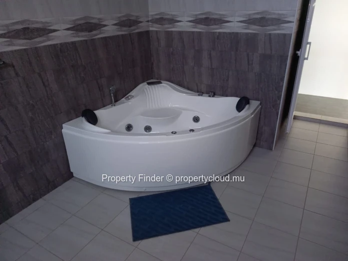 Maison moderne de 5 chambres à vendre