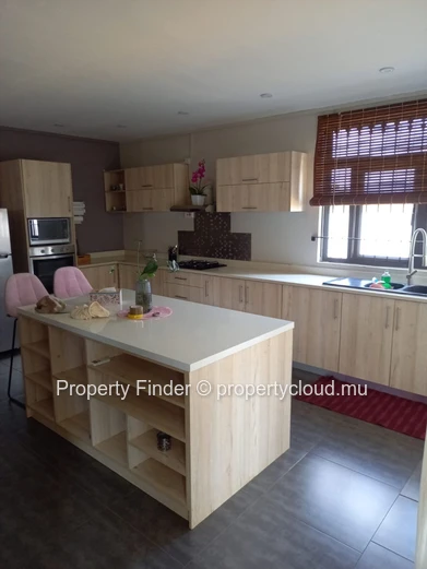 Maison moderne de 5 chambres à vendre