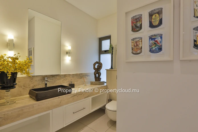 Luxurious 4-Bedroom Villa with Stunning Golf Course Views