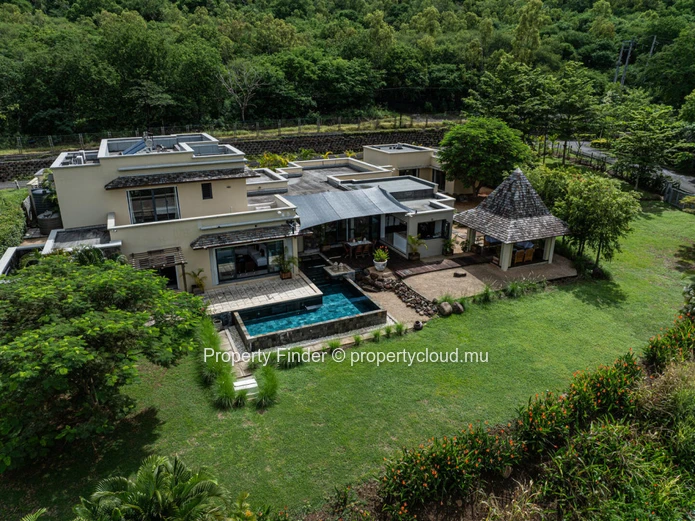 Sophisticated 5 Bedroom Villa in Black River  
