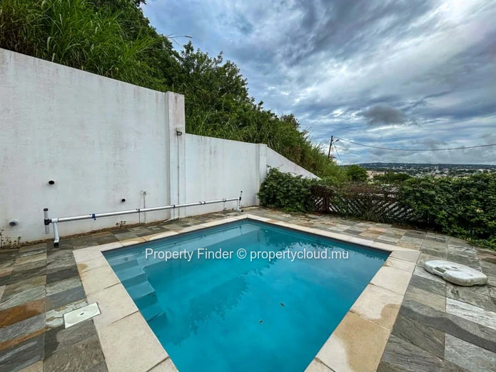 Maison de 4 chambres avec piscine et vue sur la ville – Sodnac