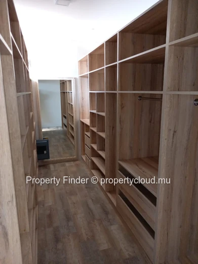 Maison moderne de 5 chambres à vendre