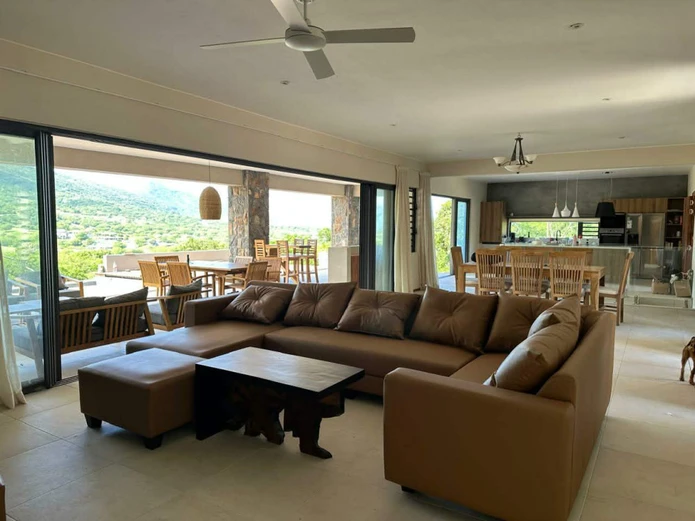 Villa Neuve de 3-4  Chambres avec Piscine à Débordement dans un Lotissement Prisé à Black River