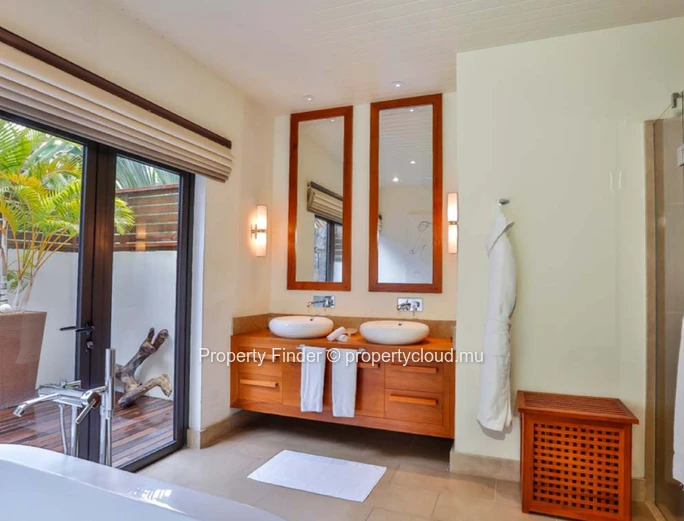 Luxury Golf Estate Living –  Stunning 4-Bedroom Villa 