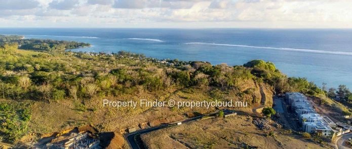 Terrain à Vendre – Vue Imprenable sur le Lagon et les Montagnes