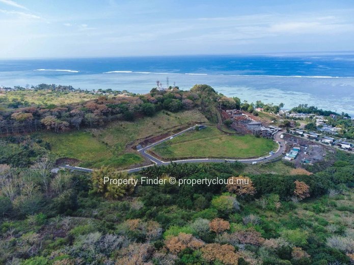 Terrain à Vendre – Vue Imprenable sur le Lagon et les Montagnes